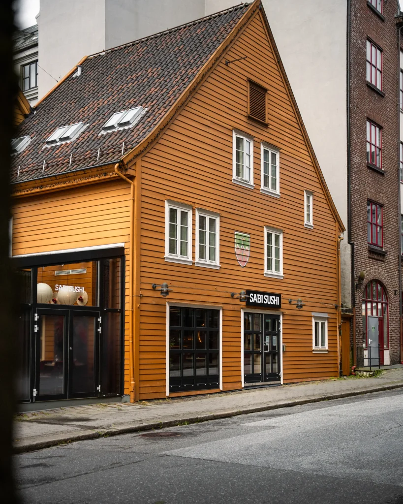 Sabi Sushi Bergen Sentrum i det oransje trehuset i Finnegården ved Bryggen